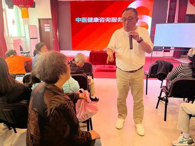 有用户在北京一个小众赏樱地发现 “垃圾桶旁都长枪短炮”“到处是来拍照的」。请问他们对来这里拍照者的不满源于哪些原因？背后的社会心理现象是什么？